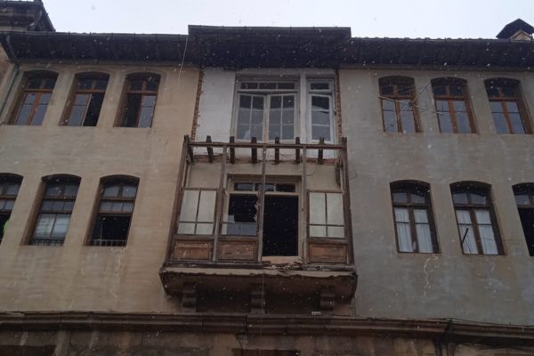 Exterior edificio de viviendas segregadas, antes de proceder a la rehabilitación.