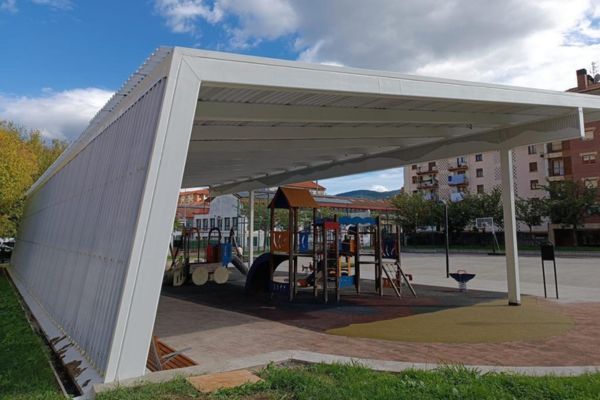 vista lateral de la nueva cubricion del Parque Aldai de Llodio
