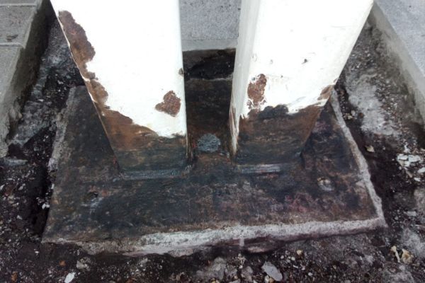 descubriendo la zona de los pilares para ver los daños causador por la oxidación