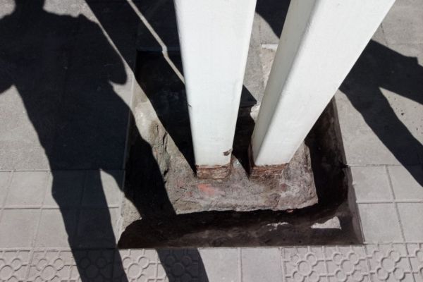 pilares de acero con oxidación por orin de perro