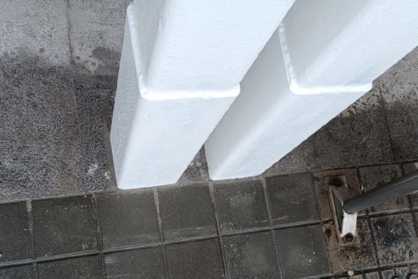 pintura antioxidante de poliuretano en color blanco para proteger pilares estructura oxidada