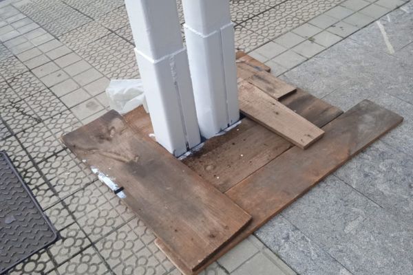 corses de acero para reforzar la estructura dañada por la oxidación