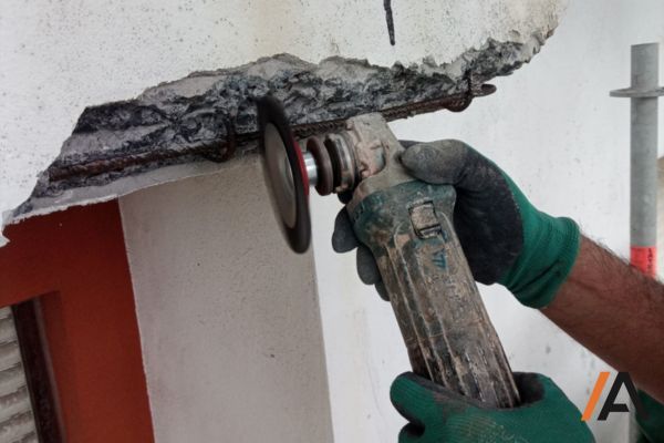 trabajos de lijado de la armadura de hierros para rehabilitar fachada en Erandio trabajos de lijado de la armadura de hierros para rehabilitar fachada en Erandio