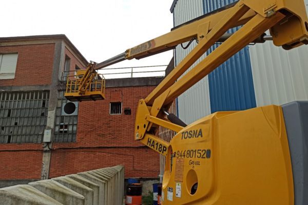 Grúa elevadora para reparar la cubierta de esta nave industrial en Bilbao