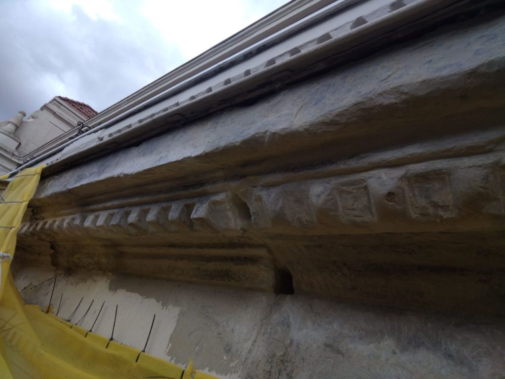 desgaste visible de esta fachada histórica en pleno corazón de Bilbao antes de su rehabilitación