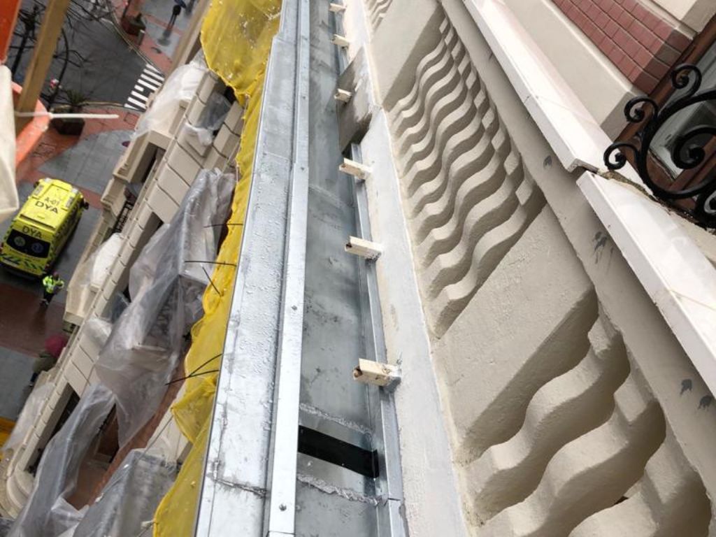Instalación de nuevo pesebre de zinc en fachada historica en Bilbao