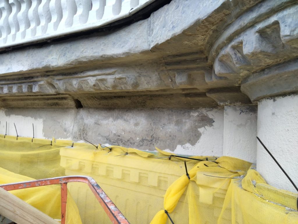 desgaste evidente en fachada histórica en la Gran Vía 51 de Bilbao rehabilitada por Insignia Rehabilitación y Arquitectura