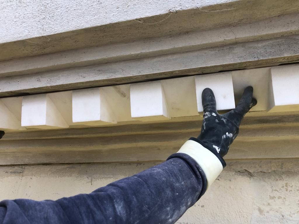 detalle de nueva moldura para rehabilitar edificio en Bilbao
