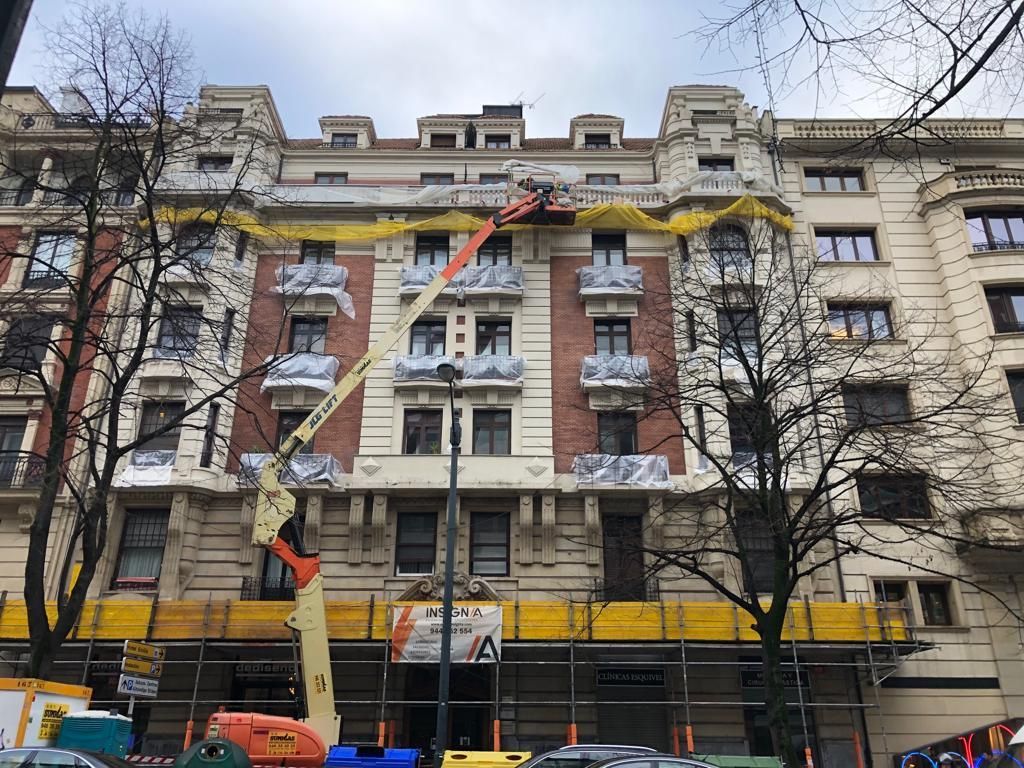 plataforma elevadora de 26 metros de altura para rehabilitación de fachada en Gran Vía de Bilbao