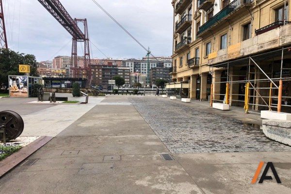 restauración de fachada en Getxo junto a puente colgante
