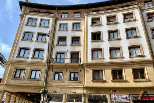 Fachada compuesta por hormigón, piedra y arenisca ya restaurada por Obrasinsignia Insignia Rehabilitacion y Arquitectura muy cerca de Puente Bizkaia