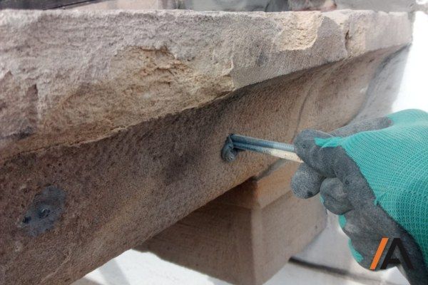 varillas de acero inoxidable fijadas al soporte de hormigón mediante una perforación