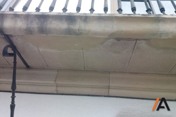 restauración de fachada arenisca en Getxo con mortero del mismo color que la fachada original