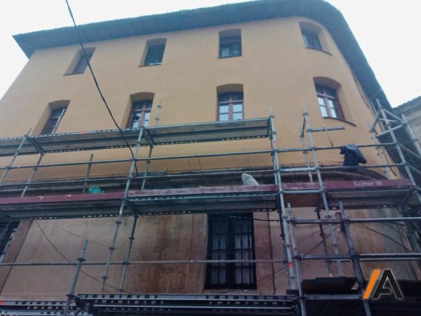 poniendo los andamios para rehabilitar fachada sacristia iglesia durango en bizkaia poniendo los andamios para rehabilitar fachada sacristia iglesia durango en bizkaia