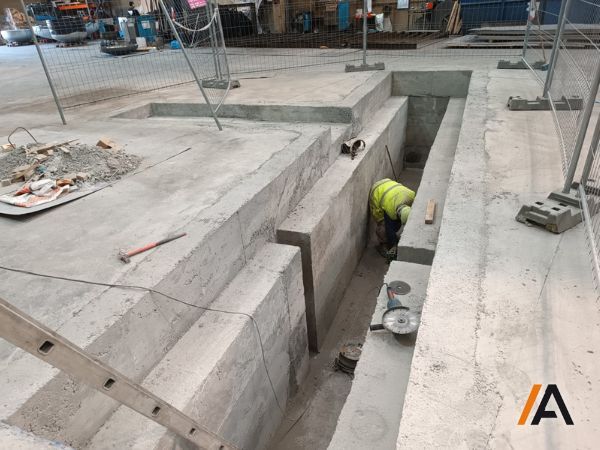 trabajando en el encofrado del foso