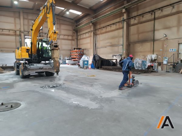 comenzando a excavar foso para maquina en nave industrial en Bizkaia