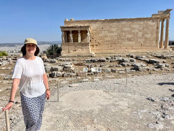 Este es el templo de las Artemisas, figuras femeninas que sujetan el templo Este es el templo de las Artemisas, figuras femeninas que sujetan el templo
