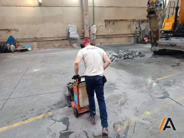 excavación de foso para instalar una máquina rebordeadora de alta precisión
