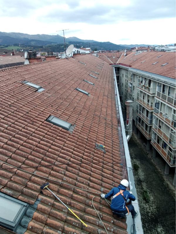 trabajando en cubierta altura con arnes seguridad en Durango Bizkaia