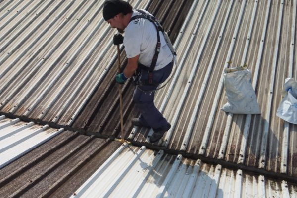 limpieza de cubierta en nave industrial en Arrigorriaga
