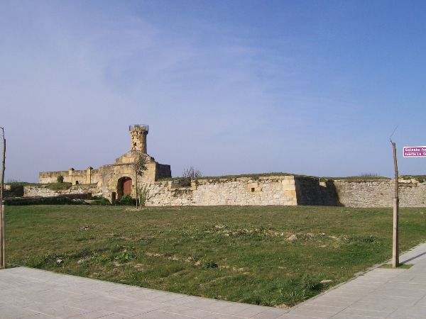 edificios abandonados de bizkaia fuerte y faro de la galea en Getxo edificios abandonados de bizkaia fuerte y faro de la galea en Getxo