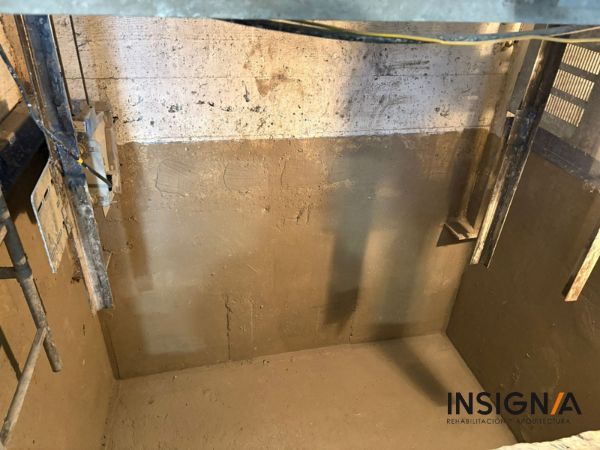 nuevo foso del ascensor ya hormigonado. obras accesibilidad