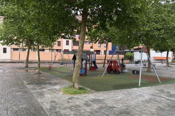 cubricion parque infantil en Gernika Lumo antes de las obras