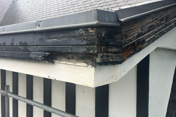 daños en la madera antes de la rehabilitación de fachada en Gexto