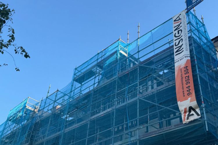 imagen exterior del andamiaje necesario para la rehabilitación de esta fachada en Getxo