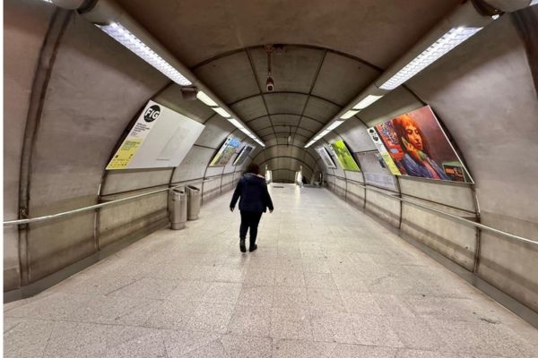 La caverna de hormigón del metro de Bilbao en Moyúa en el lugar donde se encuentra la firma de Norman Foster La caverna de hormigón del metro de Bilbao en Moyúa en el lugar donde se encuentra la firma de Norman Foster