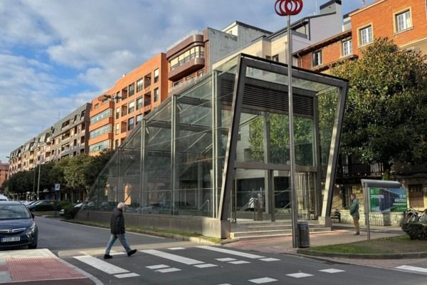 "Fosterito" de la estación de Areeta, en las Arenas, a cinco minutos de las oficinas de Insignia Rehabilitación y Arquitectura. "Fosterito" de la estación de Areeta, en las Arenas, a cinco minutos de las oficinas de Insignia Rehabilitación y Arquitectura.