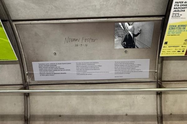 Firma de Norman Foster sobre los muros de hormigón de la estación de Moyua, en Bilbao. Firma de Norman Foster sobre los muros de hormigón de la estación de Moyua, en Bilbao.
