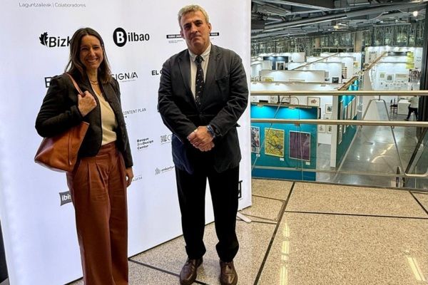 Mariana Gorostiza de Insignia junto a Guillermo Barandiaran