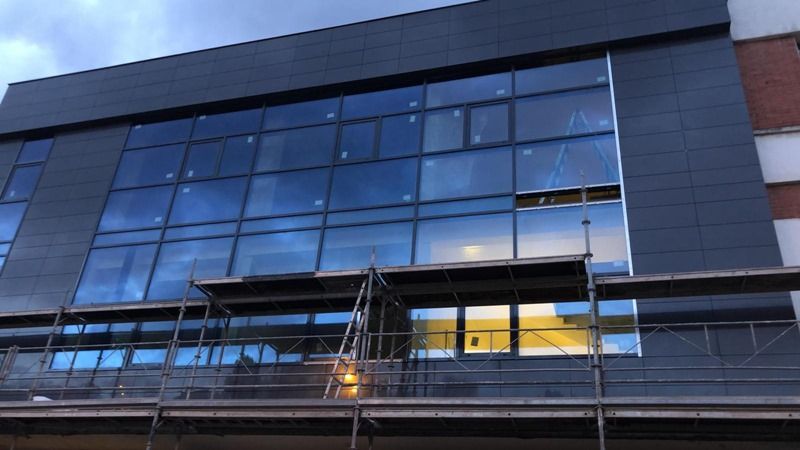 fachada ventilada ceramica instalada en nave industrial en Arrigorriga Bilbao