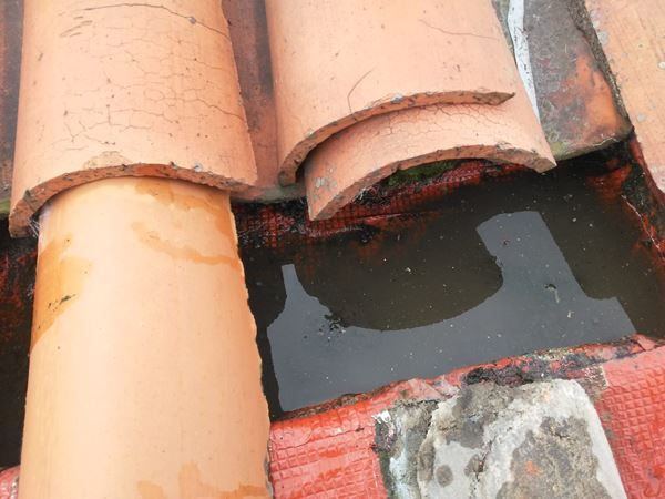 acumulacion-agua-en-pesebre-tejado-mantenimiento-getxo-bilbao-bizkaia