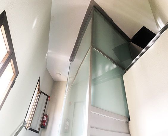 Instalación de ascensor en edificio residencial de Bizkaia