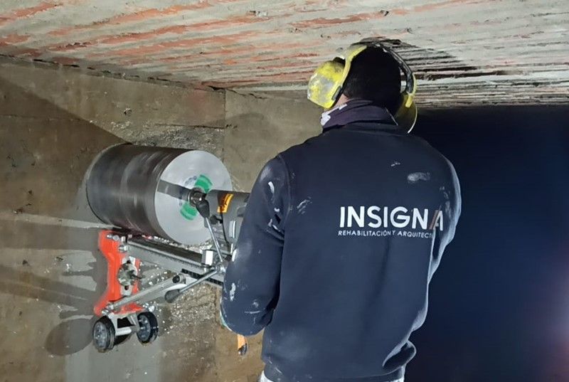 apertura hueco de hormigon para venitilacion camara sanitaria en Bilbao