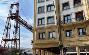Restauracion de fachada de hormigon y arenisca junto a Puente Colgante Bizkaia