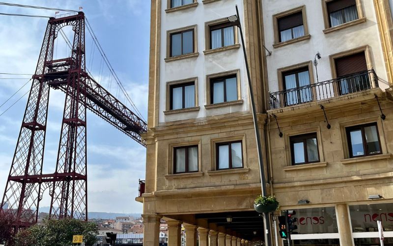 Restauracion de fachada de hormigon y arenisca junto a Puente Colgante Bizkaia