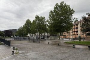 cubricion parque infantil en gernika-lumo por Insignia Rehabilitacion y arquitectura imagenes de antes del inicio de las obras