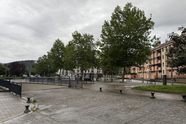 cubricion parque infantil en gernika-lumo por Insignia Rehabilitacion y arquitectura imagenes de antes del inicio de las obras