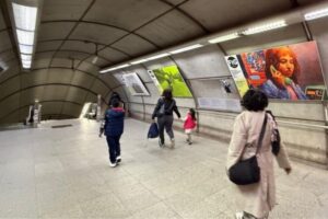 Estación de metro de Moyúa en Bilbao con la firma de Norman Foster rubricada sobre el hormigón.