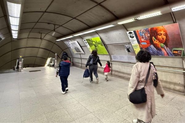 Estación de metro de Moyúa en Bilbao con la firma de Norman Foster rubricada sobre el hormigón.