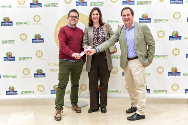 Amaya Alonso, con Juan y Javier posando con el Diploma a la Gestión Avanzada