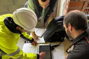 Empresa de rehabilitación en Bizkaia realizando trabajos de fachada con andamio en edificio residencial.