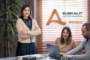 Amaya Alonso junto a su equipo de Insignia Rehabilitación, empresa reconocida con la A de Bronce a la Gestión Avanzada de EUSKALIT en 2026.